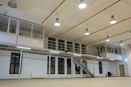 installing mezzanine floor for workplaces